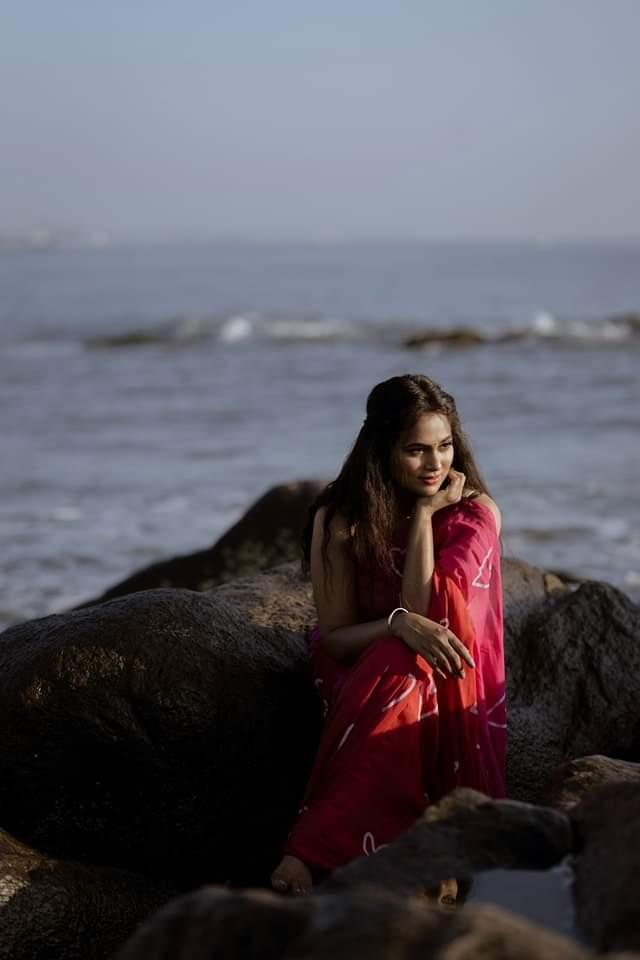 shining-with-gracefully-refined-aura-amidst-the-whirls-of-wind-and-the-swirls-of-waves-actress-ramya-pandian-steals-our-senses-in-these-latest-clicks